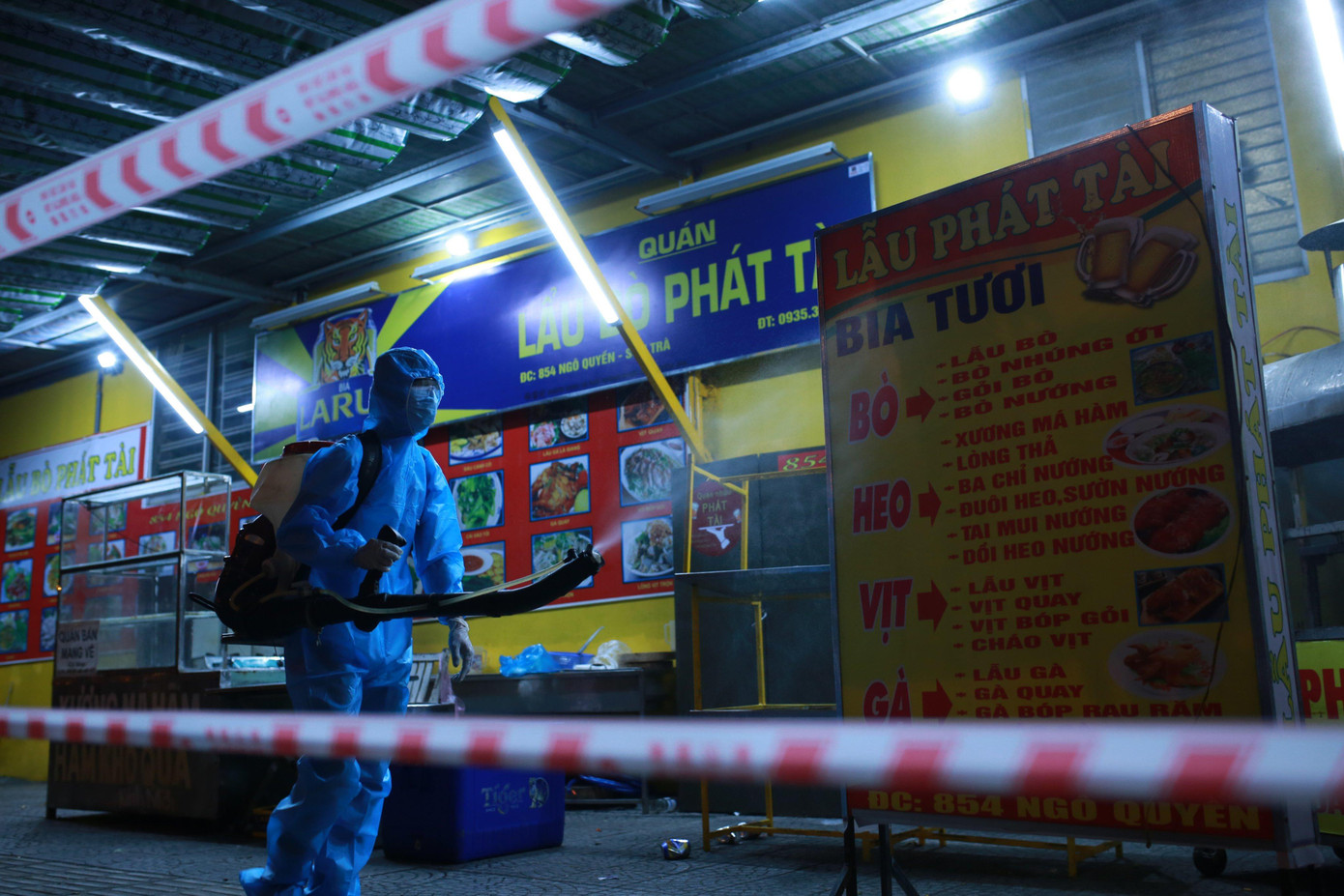 Xuyên đêm phun khử khuẩn xung quanh khu công nghiệp An Đồn bị phong toả vì liên quan đến ca nghi mắc COVID-19. Xuyên đêm phun khử khuẩn xung quanh khu công nghiệp An Đồn bị phong toả vì liên quan đến ca nghi mắc COVID-19.