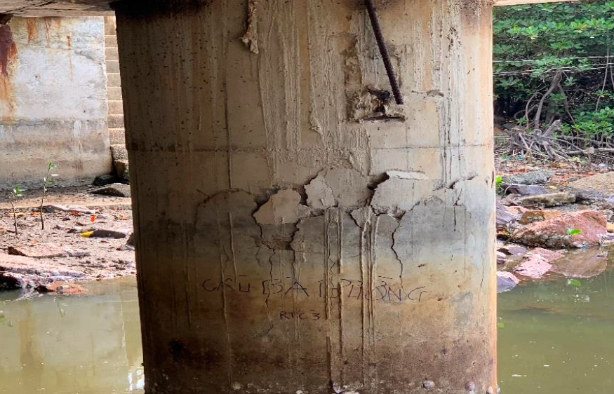 Cầu Bà Bường trên Quốc lộ 1 qua tỉnh Khánh Hòa thân trụ xuất hiện nhiều vết nứt, bê tông thân trụ bị bong rộp, bong vỡ bê tông.