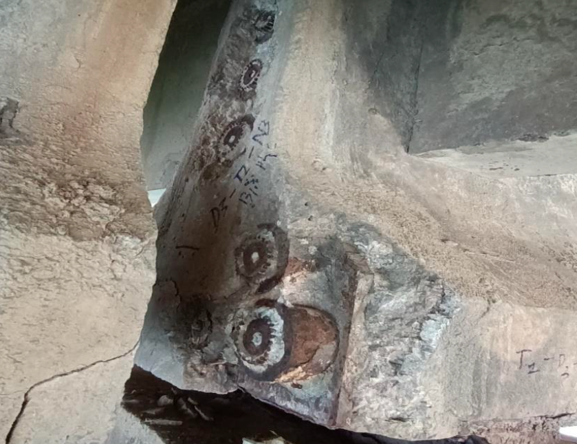 Cầu Bình Phú trên Quốc lộ 1D qua tỉnh Phú Yên dầm bị vỡ bê tông, lộ neo cáp dự ứng lực.