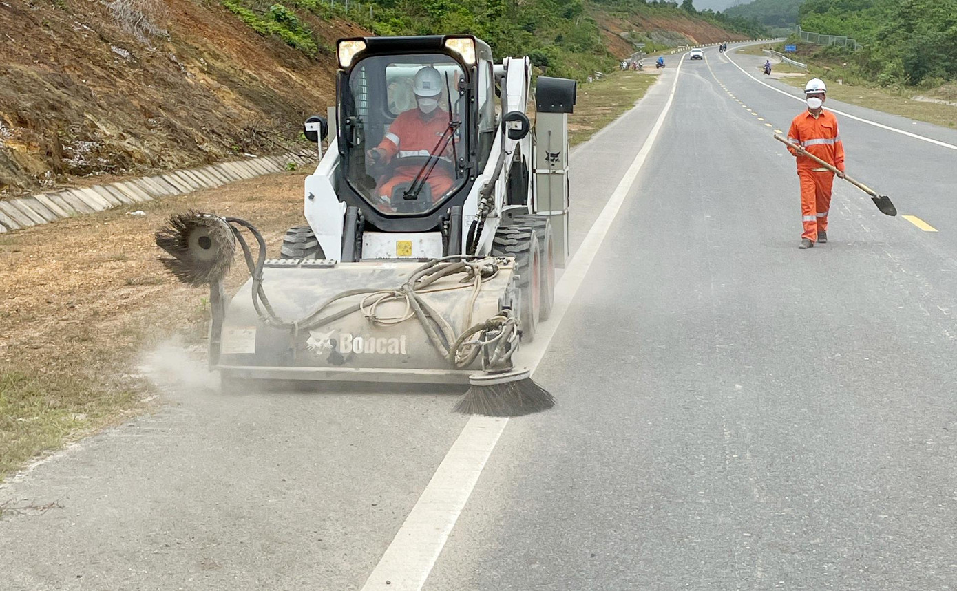 Công nhân, phương tiện làm vệ sinh, dọn dẹp mặt đường trước ngày đưa vào sử dụng.