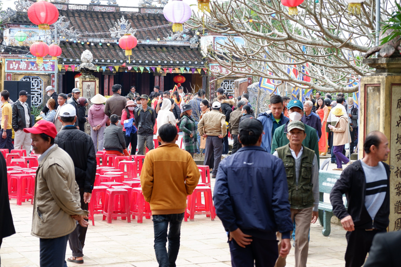 Làng Túy Loan đã hơn 500 tuổi, được xem là một trong số ít những ngôi làng còn lưu lại những dấu tích cổ xưa nhiều nhất tại Đà Nẵng. Trải qua bao thăng trầm thời gian, đình làng Túy Loan tuy không còn giữ được nguyên trạng nhưng vẫn còn vẻ uy nghi vốn có. Hàng năm, vào ngày mùng 9 Tết âm lịch, dân làng Túy Loan cùng du khách thập phương lại tập trung tại đây để mở lễ hội truyền thống của đình làng. Lễ hội làng Túy Loan thường diễn ra trong hai ngày mùng 9 và mùng 10 âm lịch.