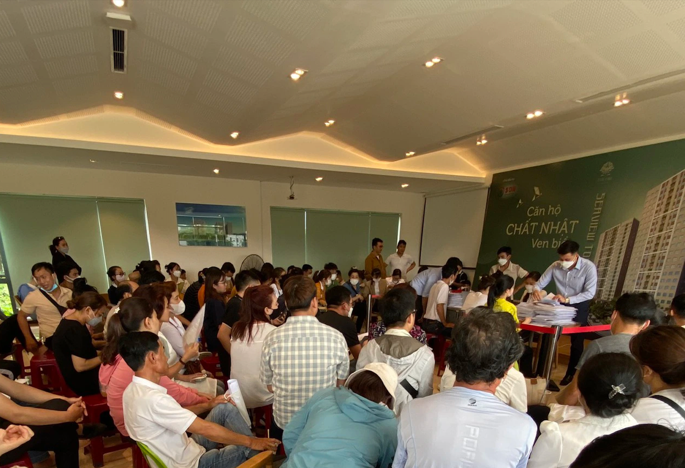 Người dân nộp hồ sơ mua nhà ở xã hội tại một dự án ở Đà Nẵng.