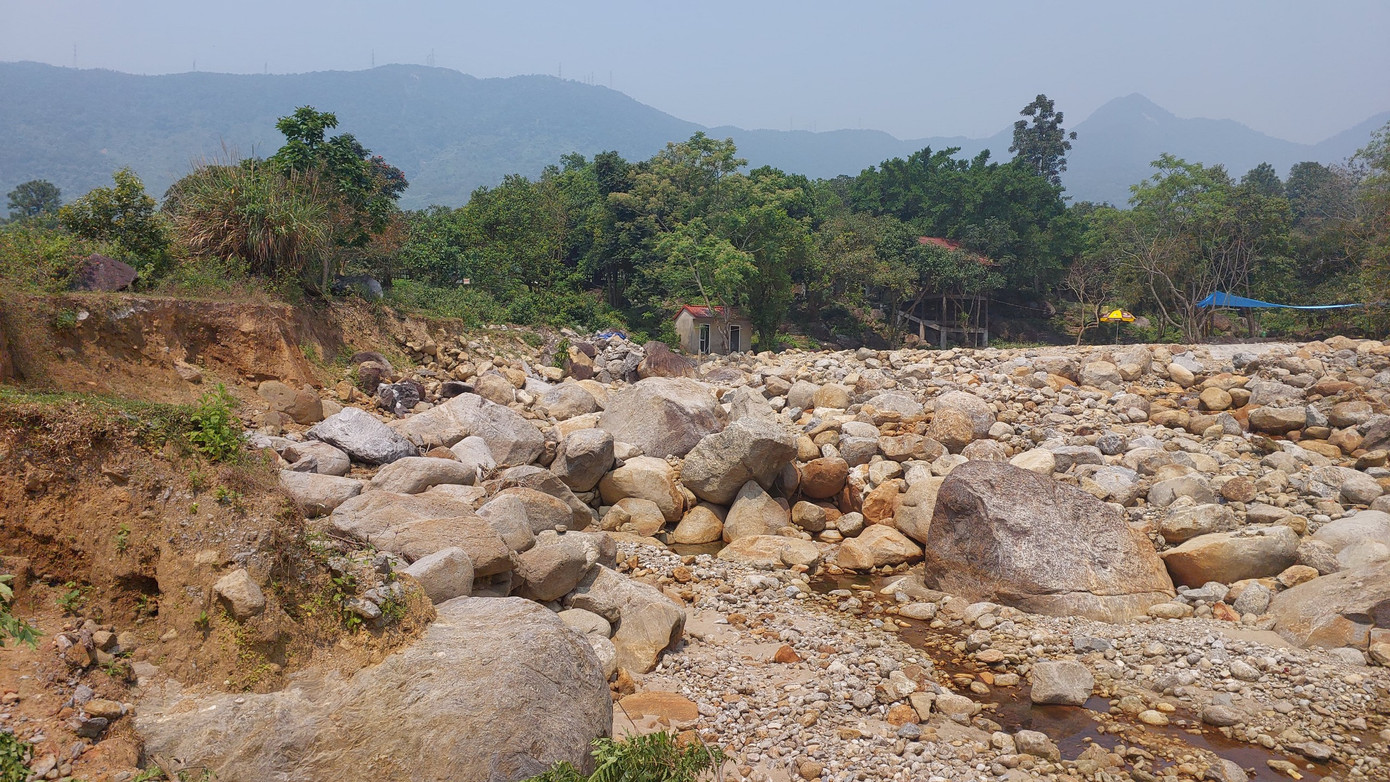 Lãnh đạo UBND quận Liên Chiểu cho biết đã nắm được thông tin và sẽ cho kiểm tra, xử lý. Những trường hợp vi phạm sẽ buộc phải tháo dỡ, nếu không chấp hành sẽ cưỡng chế.