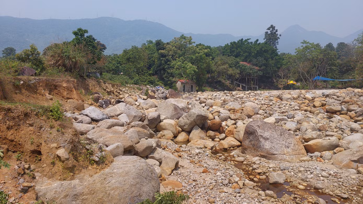 Lãnh đạo UBND quận Liên Chiểu cho biết đã nắm được thông tin và sẽ cho kiểm tra, xử lý. Những trường hợp vi phạm sẽ buộc phải tháo dỡ, nếu không chấp hành sẽ cưỡng chế.