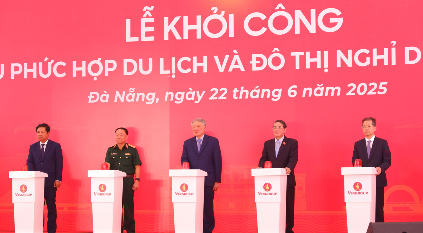 Phó Thủ tướng Nguyễn Hòa Bình cùng lãnh đạo bộ ngành, lãnh đạo địa phương nhấn nút khởi công dự án ở làng Vân.