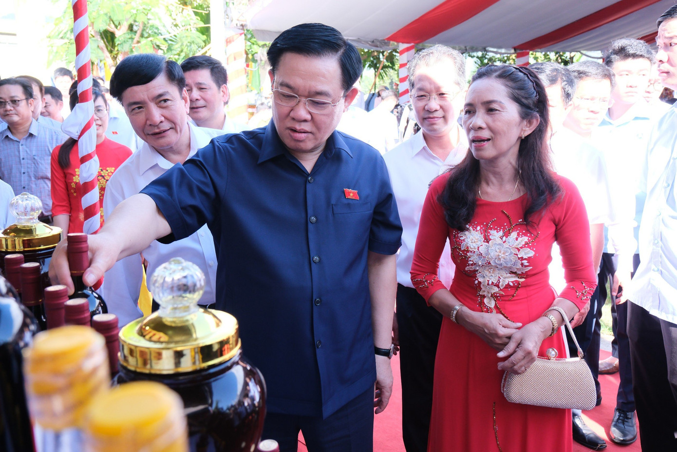 Chủ tịch Quốc hội Vương Đình Huệ thăm các gian hàng sản phẩm truyền thống của người dân địa phương. Chủ tịch Quốc hội cho biết: Việc xây dựng cảng Liên Chiểu, trong tương lai khu vực này sẽ là khu đô thị cảng sầm uất. Do đó, người dân cần chuyển đổi ngành nghề theo hướng dịch vụ, du lịch, đẩy mạnh sản xuất các mặt hàng truyền thống để phát triển kinh tế gia đình, kinh tế địa phương. Cùng với quá trình xây dựng cảng, chính quyền cần phải quan tâm, hỗ trợ người dân chuyển đổi ngành nghề phù hợp.