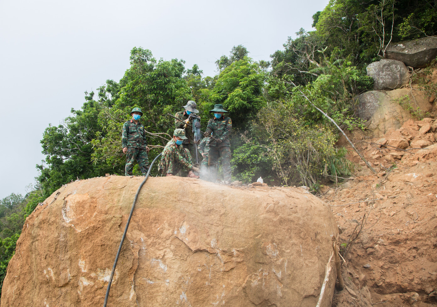 Hiện tại trên bán đảo Sơn Trà (TP Đà Nẵng) có tổng 35 điểm sạt lở, trong đó 9 điểm có khối lượng đá lớn phải sử dụng các biện pháp khoan nổ.