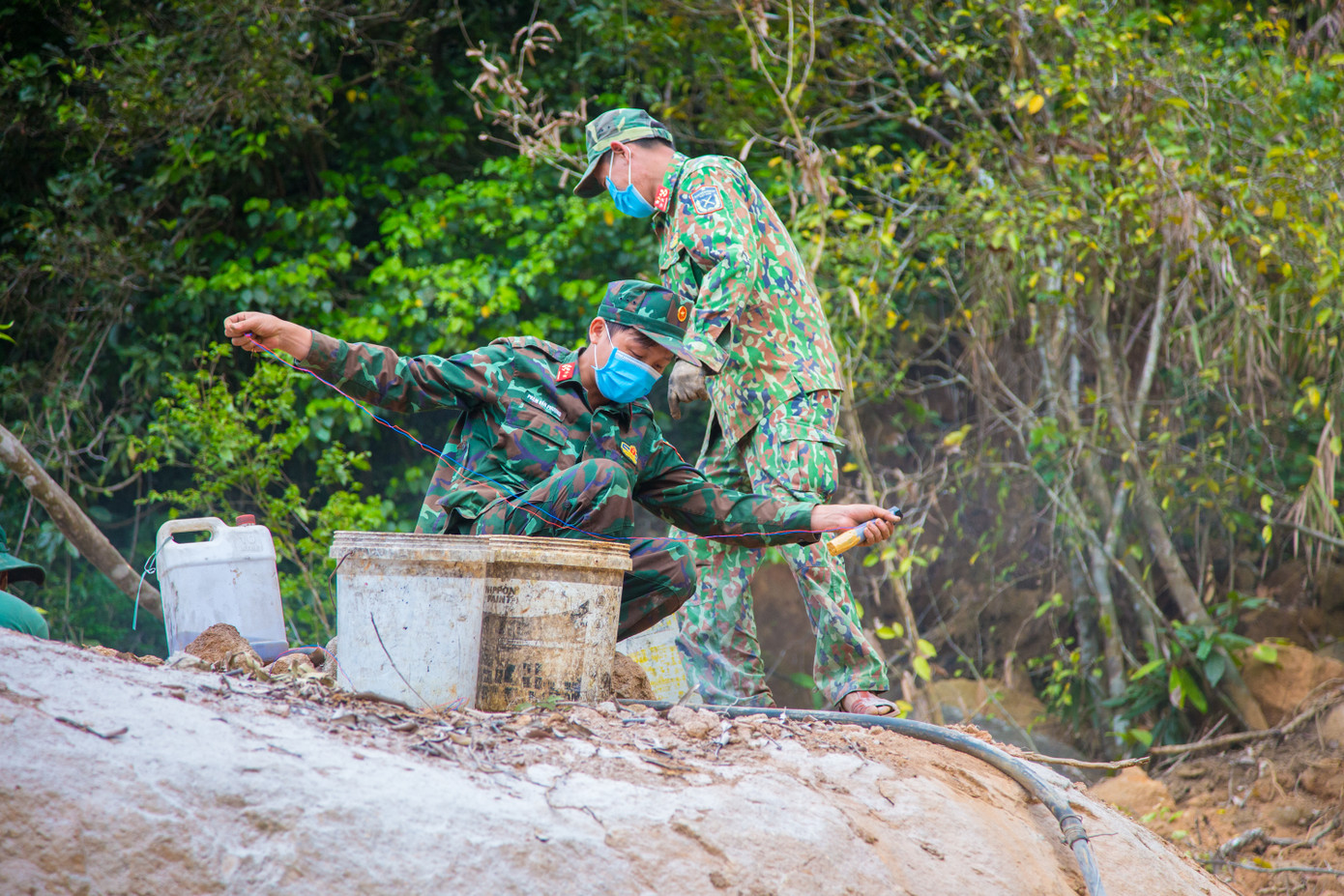 Các cán bộ chiến sĩ thuộc BCH Quân sự TP Đà Nẵng triển khai nhiệm vụ nổ mìn phá đá tại các điểm sạt lở trên bán đảo Sơn Trà.