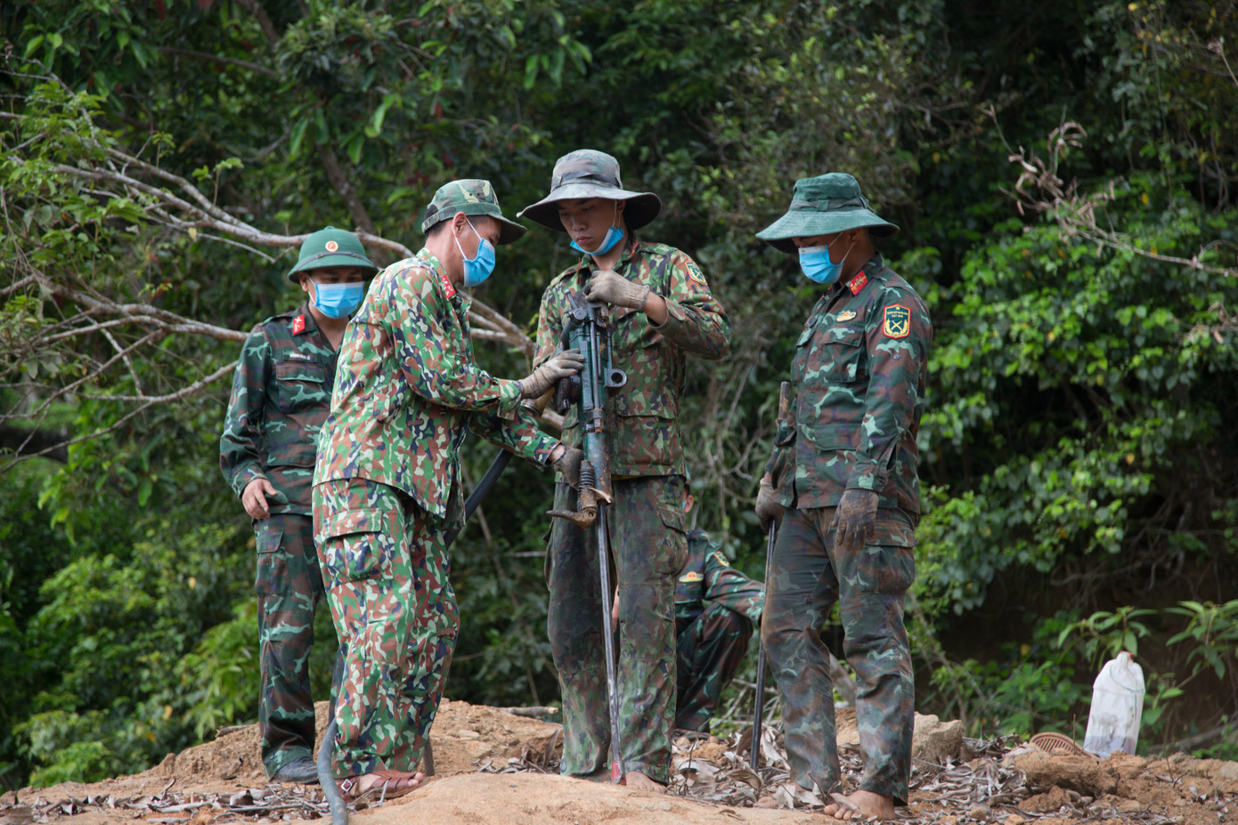 Để bảo đảm an toàn tuyệt đối khi thực hiện phương án, UBND quận Sơn Trà đã có thông báo cấm người và phương tiện lên bán đảo Sơn Trà trong thời gian BCH Quân sự TP thực hiện việc khoan đá, nhồi thuốc, nổ mìn phá đá. Chính quyền yêu cầu các cơ quan, đơn vị trên địa bàn và các phường thông báo về việc cấm người, phương tiện lên bán đảo Sơn Trà và đánh bắt cá xung quanh khu vực gần bán đảo.
