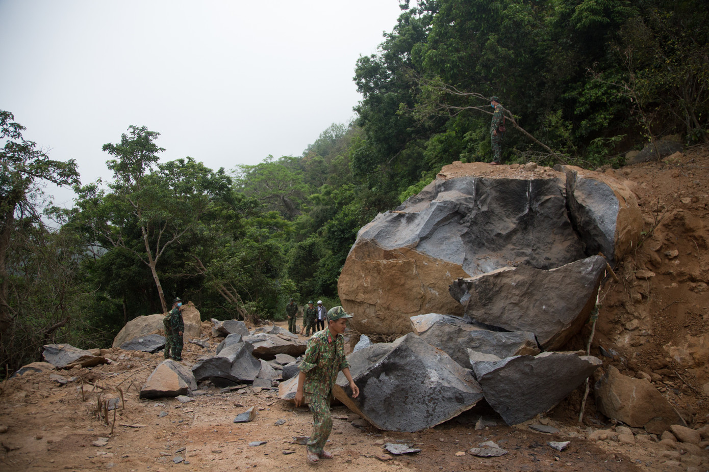 Một tảng đá lớn sạt lở chắn ngang đường, muốn khơi thông, đảm bảo an toàn phải phá nhỏ.