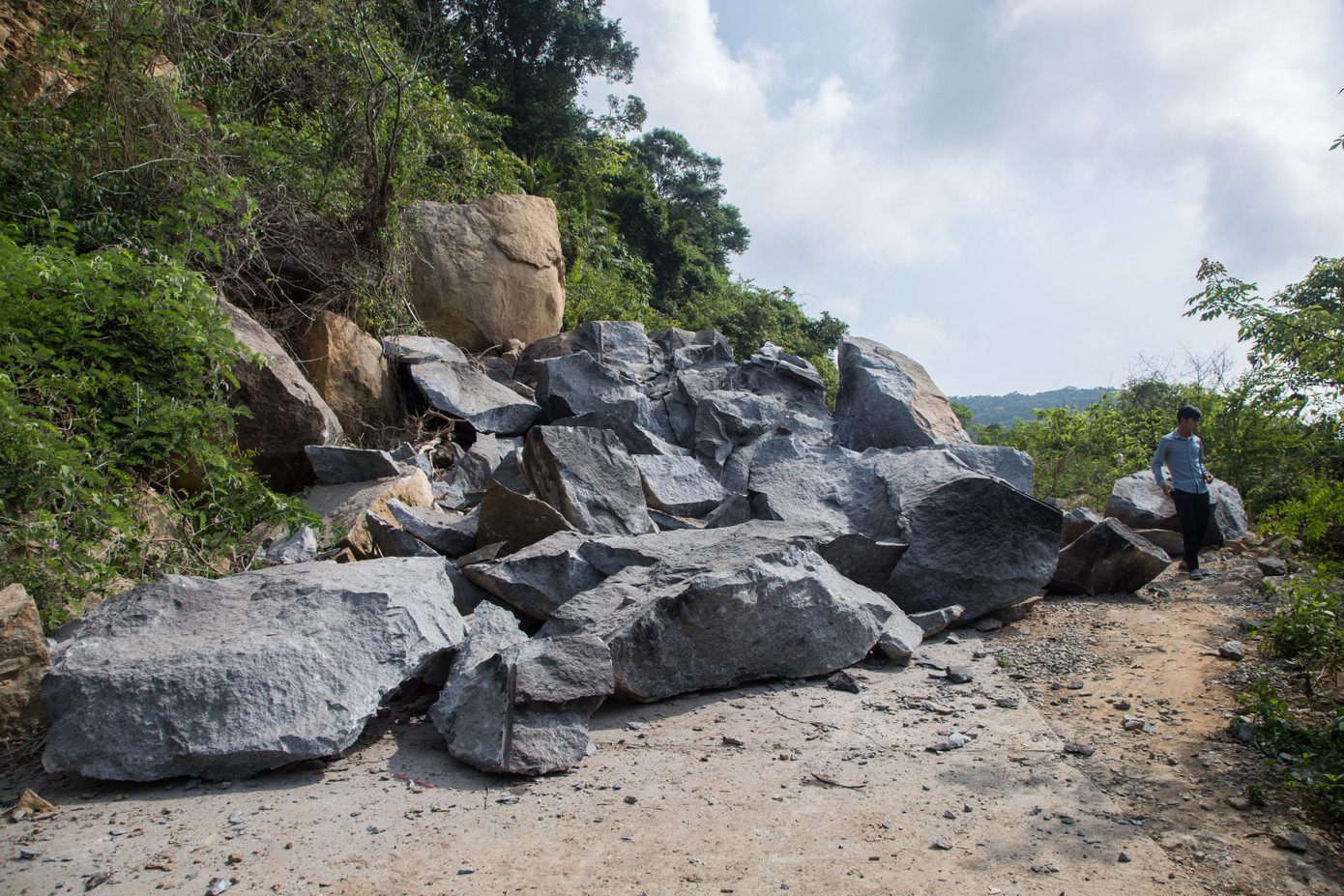 Sau khi các tảng đá lớn được phá đá thành công sẽ có lực lượng dọn dẹp các mảnh đá vỡ để thông tuyến.