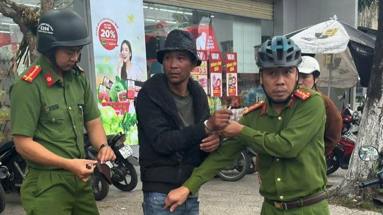 Công an bắt giữ đối tượng Phan Ngọc Huỳnh Khá. Công an bắt giữ đối tượng Phan Ngọc Huỳnh Khá.