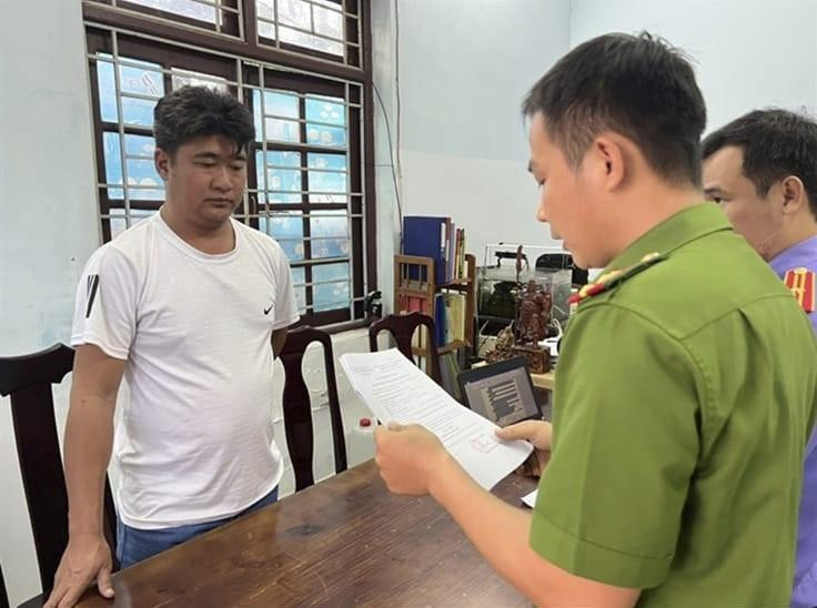 Công an Hoà Vang đọc lệnh khởi tố vụ án, khởi tố bị can đối với Nguyễn Hoàng Ngọc Tuấn.