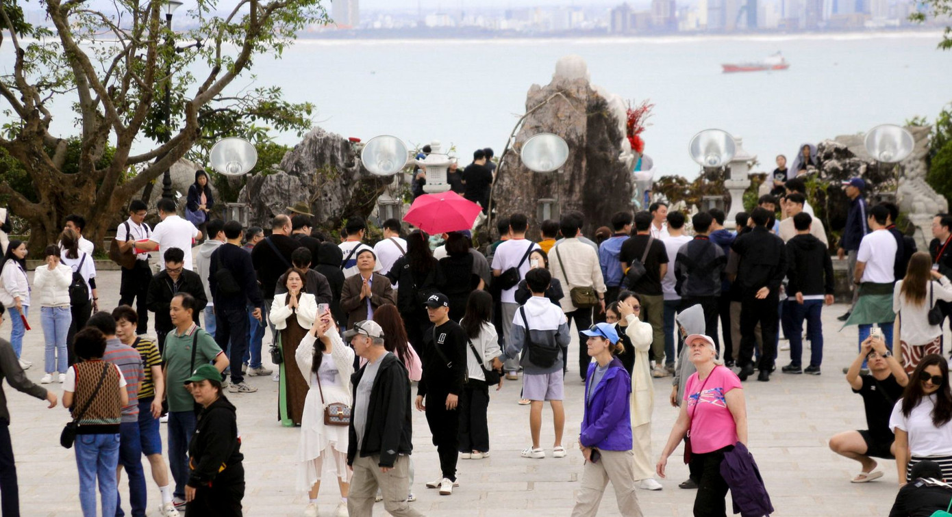 Du khách tham quan chùa Linh Ứng trên bán đảo Sơn Trà, Đà Nẵng. Du khách tham quan chùa Linh Ứng trên bán đảo Sơn Trà, Đà Nẵng.