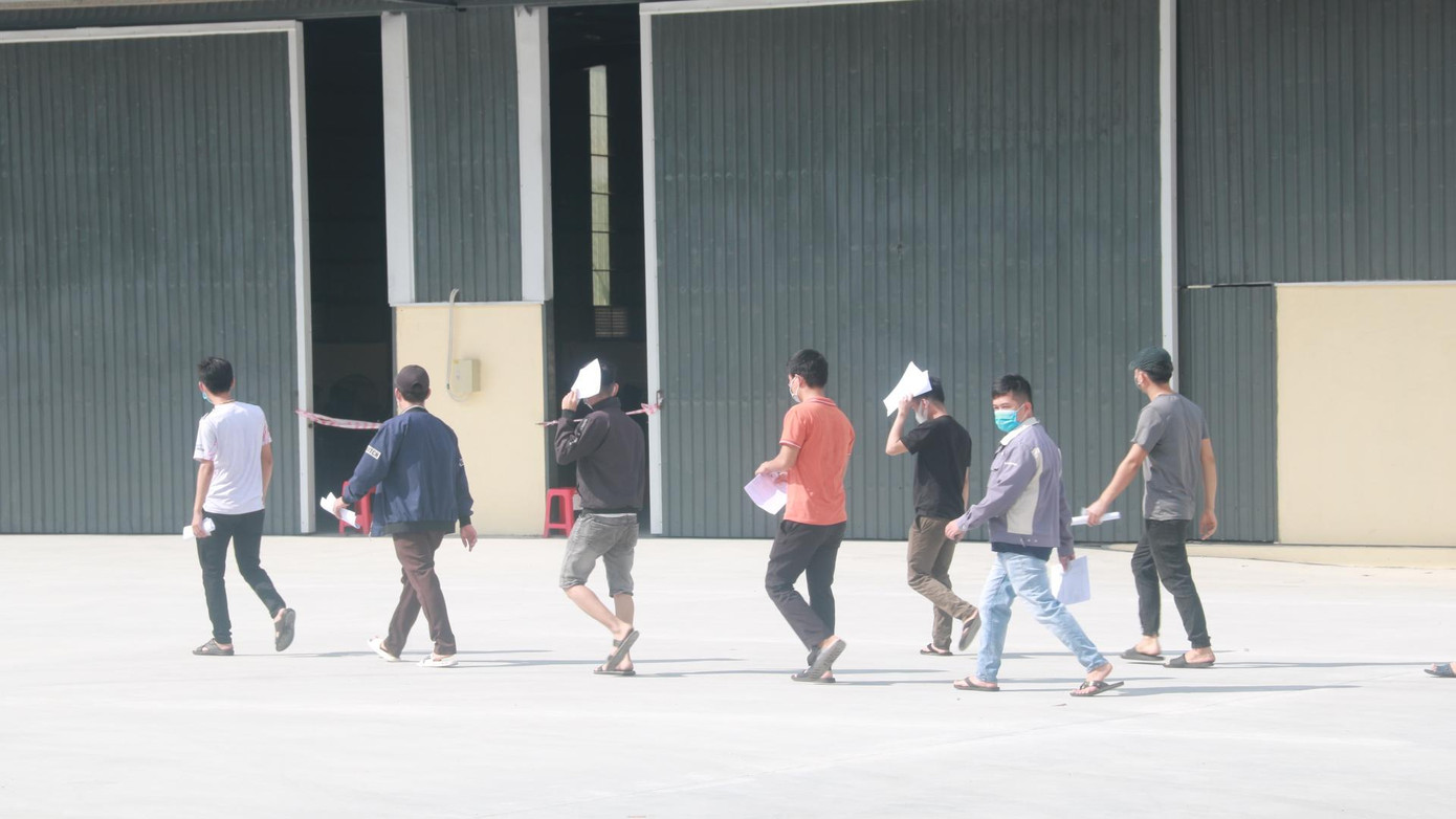 Sau khi được xét nghiệm, tiêm vắc xin phòng COVID-19 các công nhân đi vào phân xưởng nhà máy làm việc và thực hiện "3 tại chỗ".