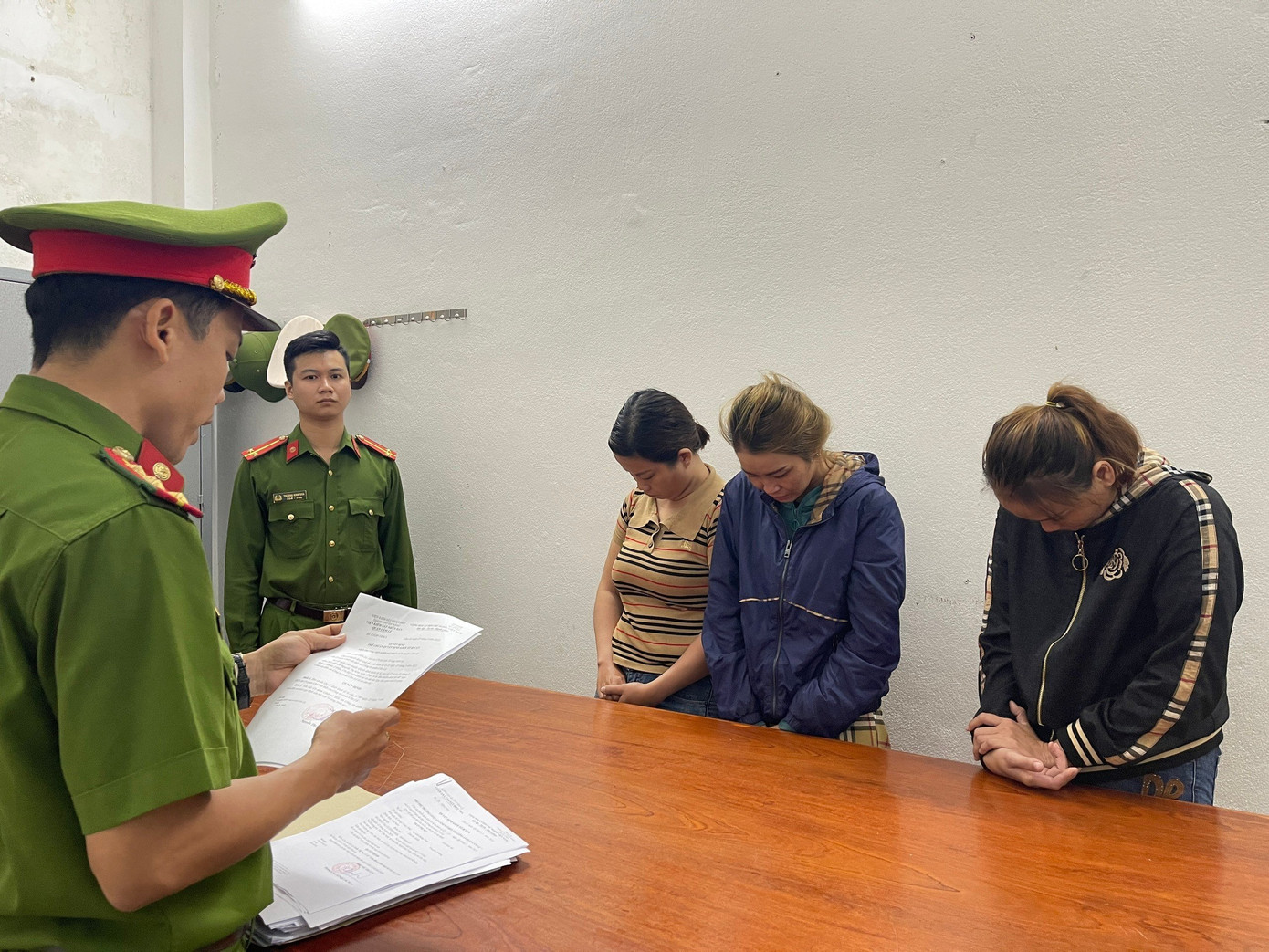 Công an quận Cẩm Lệ (TP Đà Nẵng) thực hiện lệnh khởi tố các đối tượng.