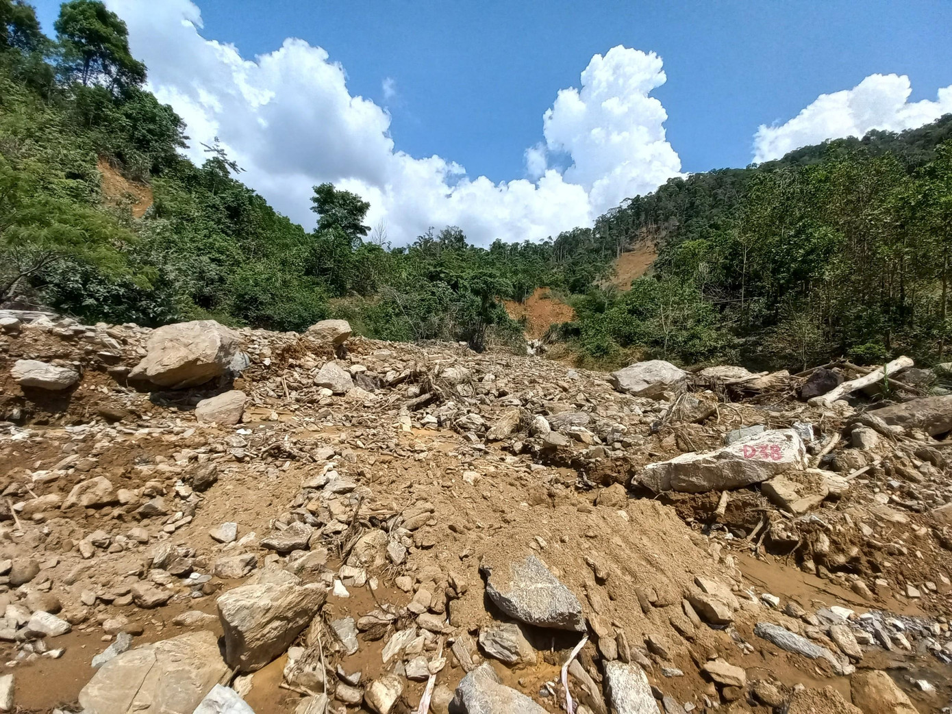 Một vị trí đất đá vừa sạt lở xuống trên đường ĐH1 nối xã Phước Kim và xã Phước Thành của huyện Phước Sơn.