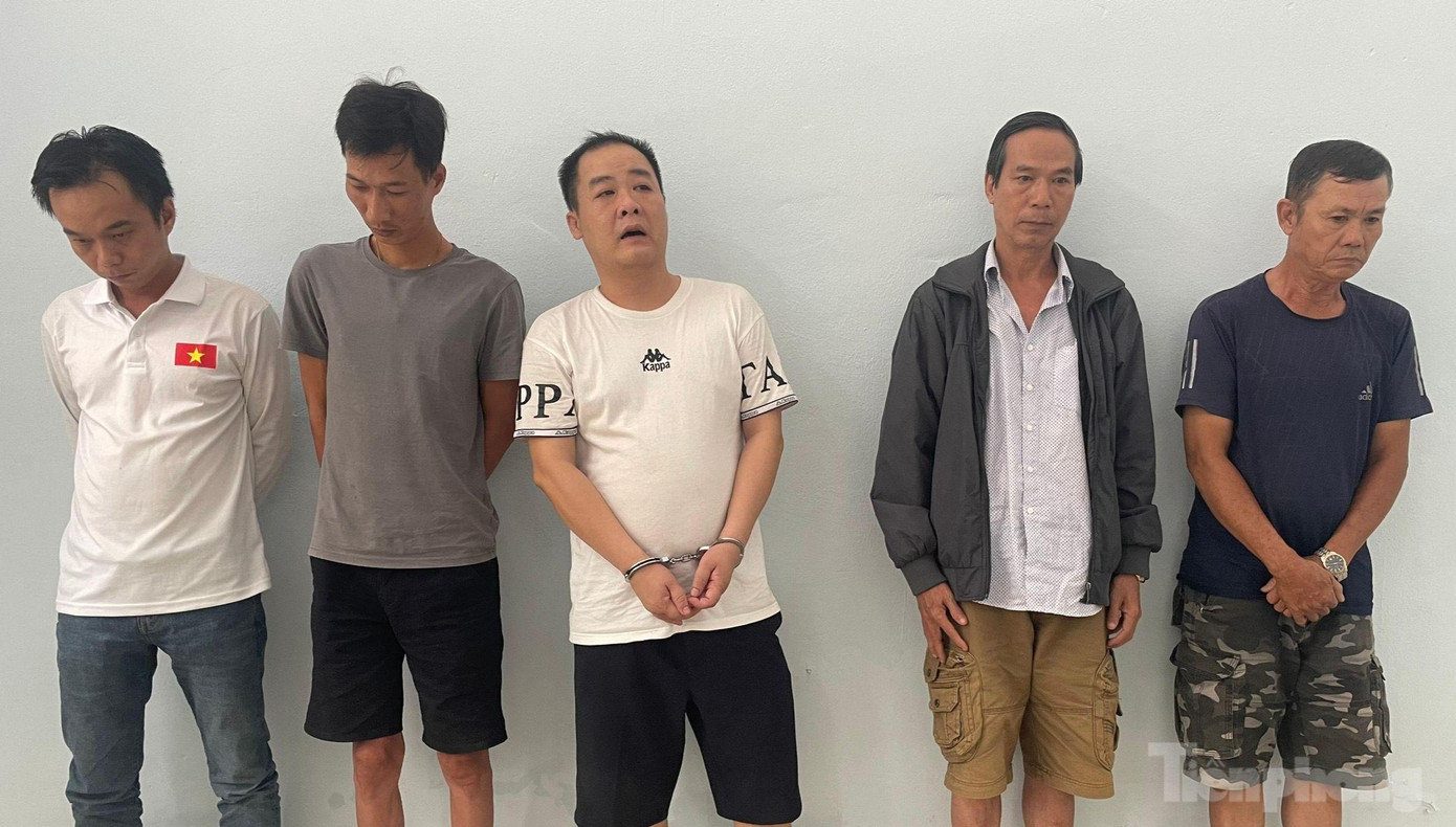 5 trong số 7 đối tượng trong đường dây cá độ qua mạng vừa được Công an TP Đà Nẵng triệt phá.