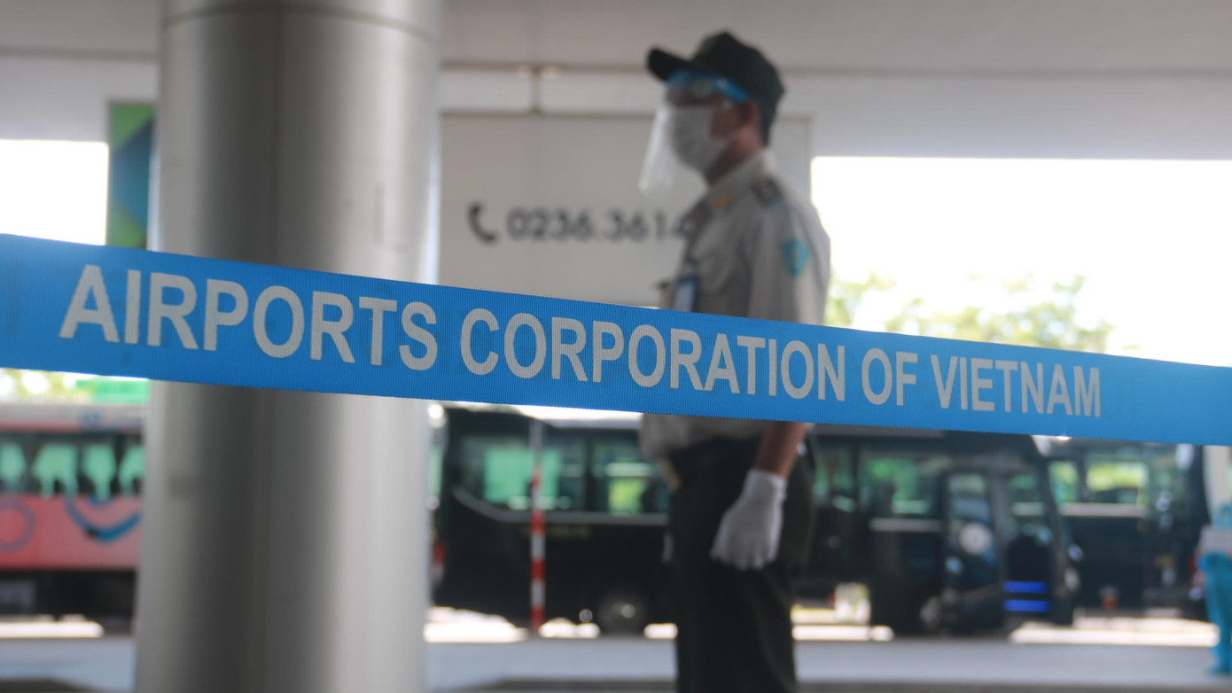 Khu vực cổng đến nhà ga quốc nội sân bay Đà Nẵng được giăng dây, phân luồng trước giờ máy bay hạ cánh. Ảnh: Nguyễn Thành