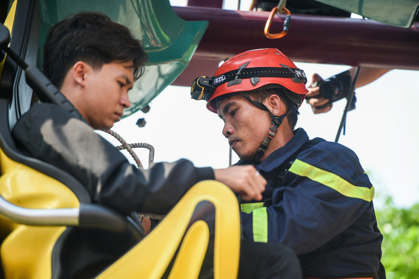 Tiếp cận nạn nhân mắc kẹt trên tàu lượn siêu tốc để giải cứu. Tiếp cận nạn nhân mắc kẹt trên tàu lượn siêu tốc để giải cứu.