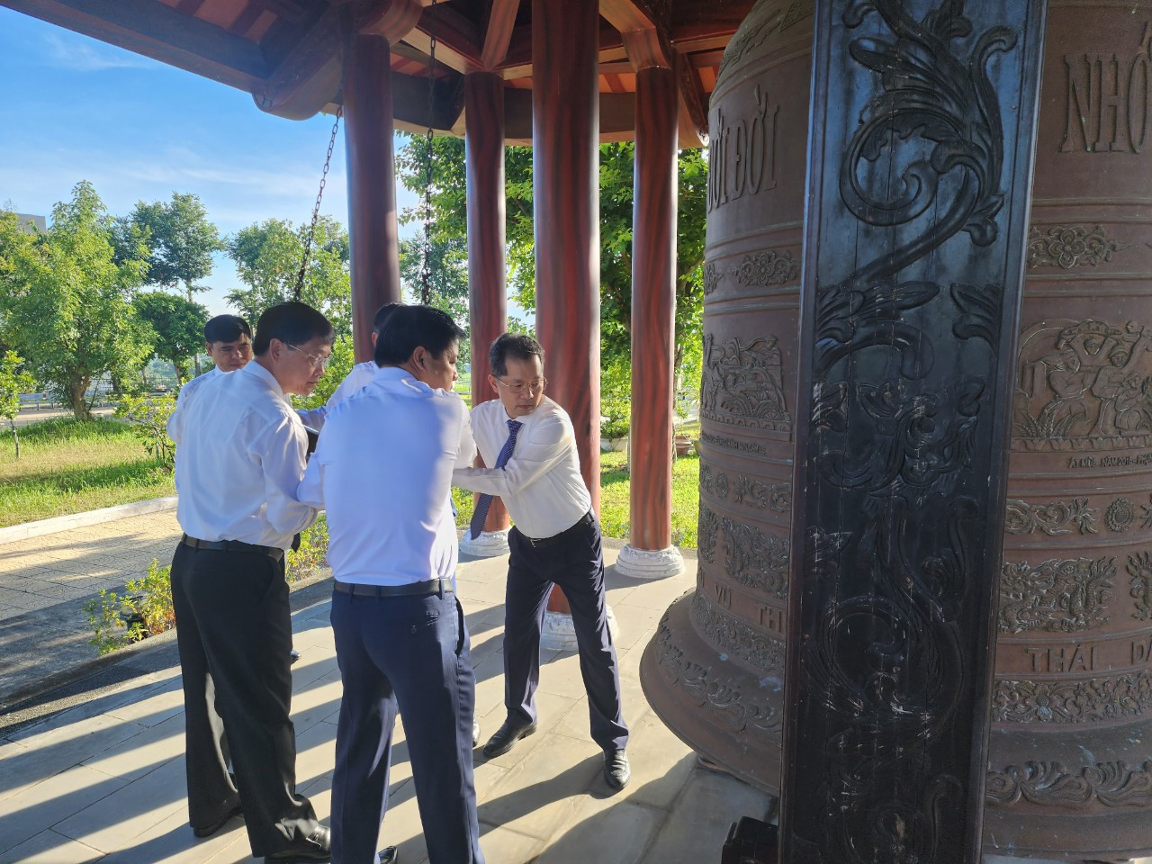 Lãnh đạo thành phố Đà Nẵng gióng chuông tưởng niệm các Anh hùng liệt sĩ tại Nghĩa trang liệt sĩ huyện Hòa Vang. Lãnh đạo thành phố Đà Nẵng gióng chuông tưởng niệm các Anh hùng liệt sĩ tại Nghĩa trang liệt sĩ huyện Hòa Vang.