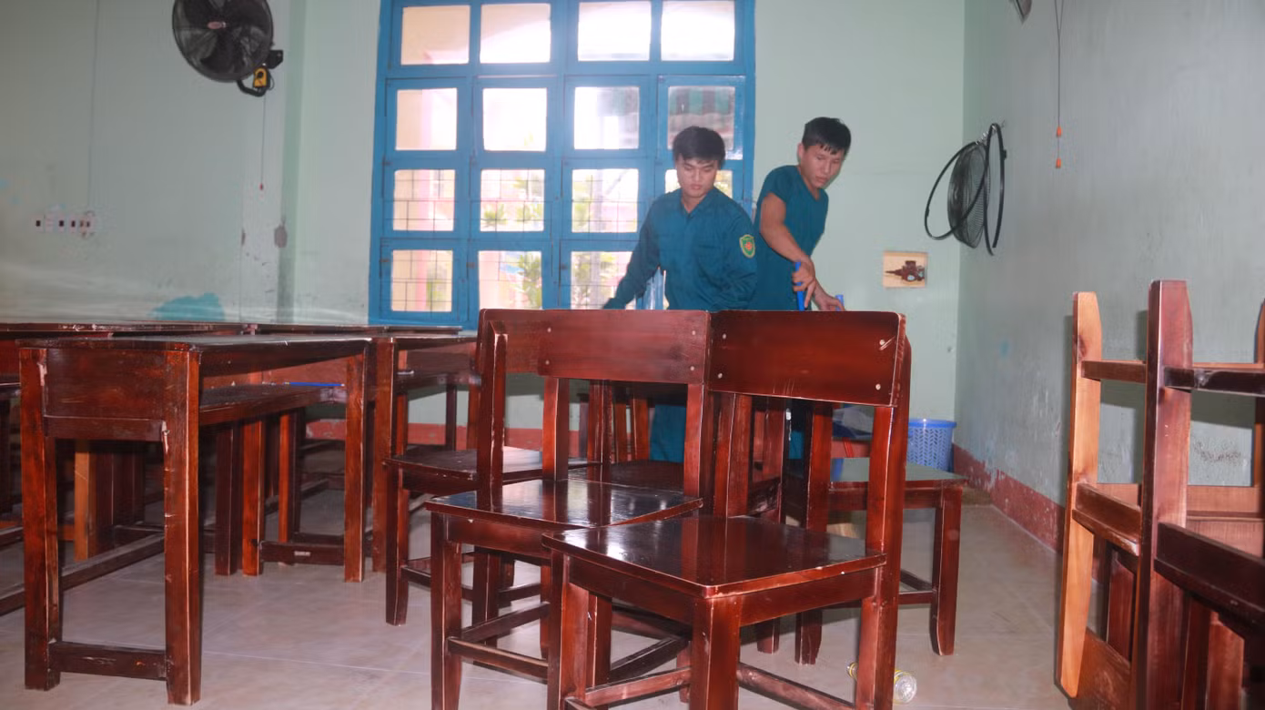 Công việc triển khai rất khẩn trương. Riêng phường Nại Hiên Đông dự kiến sẽ phải di dời hơn 90 hộ với hơn 280 người về trú tránh bão tại hơn 30 phòng học của 3 trường.