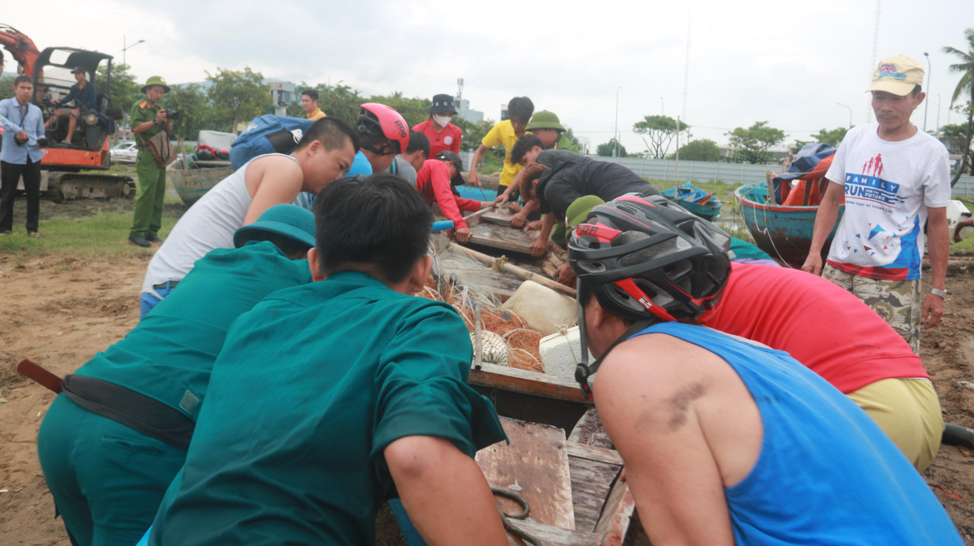 Công việc di chuyển phương tiện được triển khai hết sức khẩn trương.