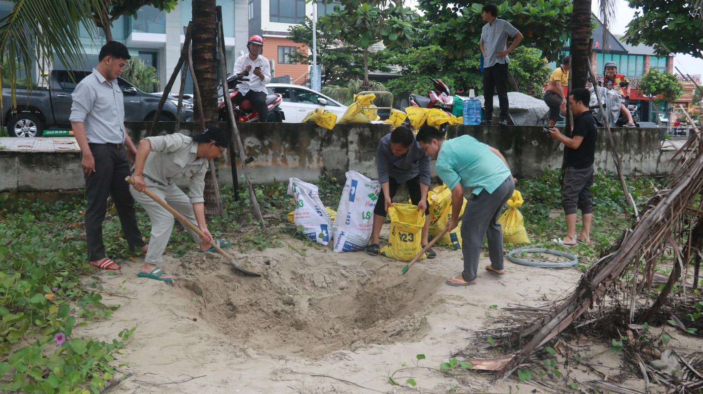 Người dân Đà Nẵng khẩn trương phòng chống ứng phó với bão Noru.