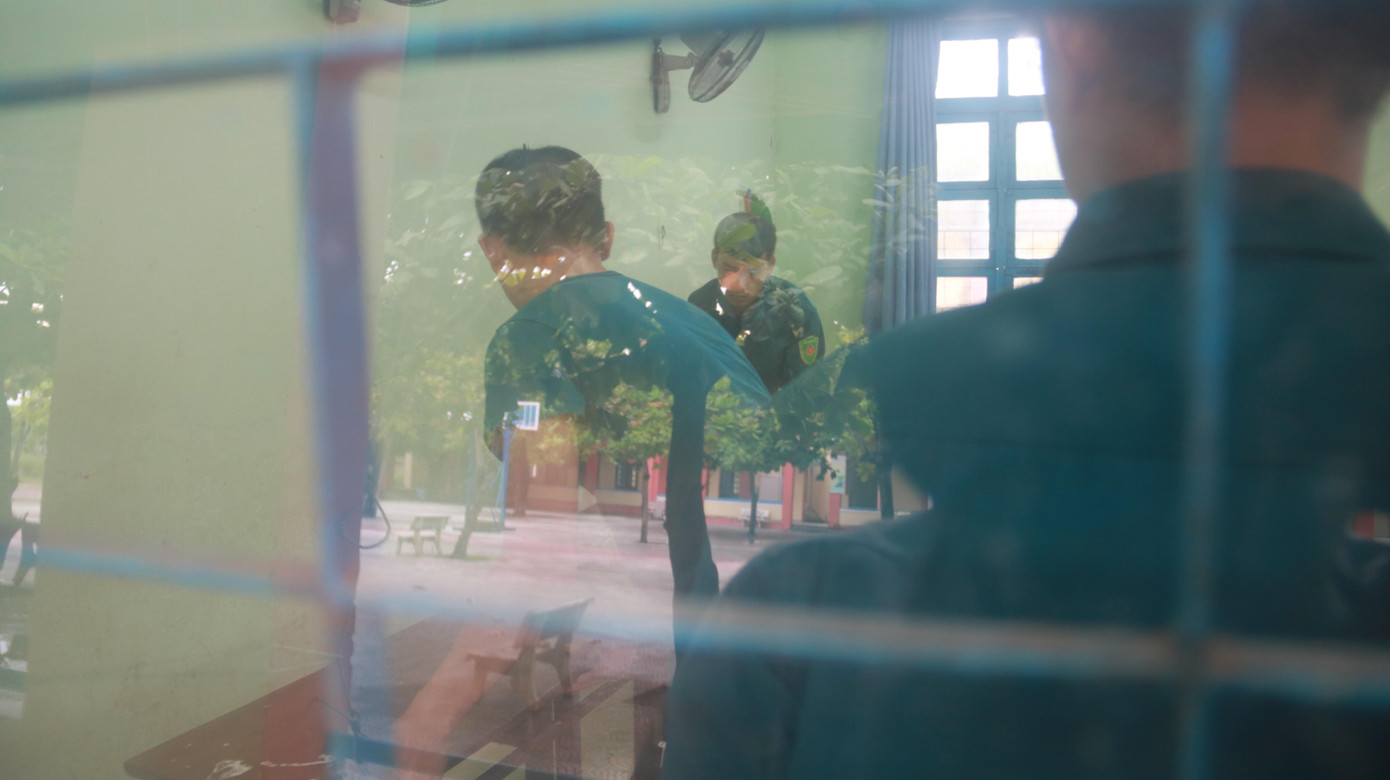 Ngay sau khi cho học sinh nghỉ học, trong chiều ngày 26/9, lực lượng chức năng các quận huyện trên địa bàn TP Đà Nẵng đã nhanh chóng bắt tay vào việc sắp xếp bàn ghế, biến các trường học thành điểm trú tránh bão cho người dân. Ảnh: Nguyễn Thành