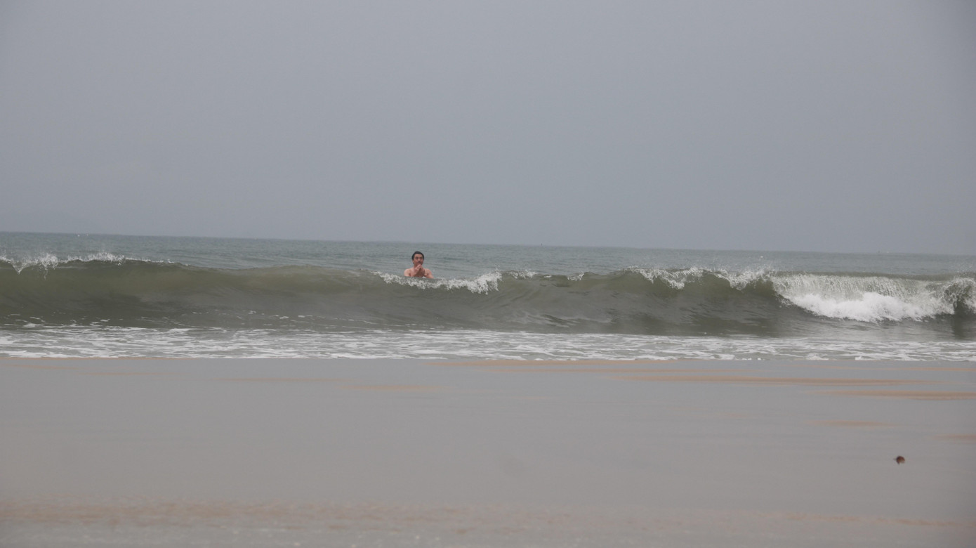 Tắm biển trong thời tiết biển động rất nguy hiểm.