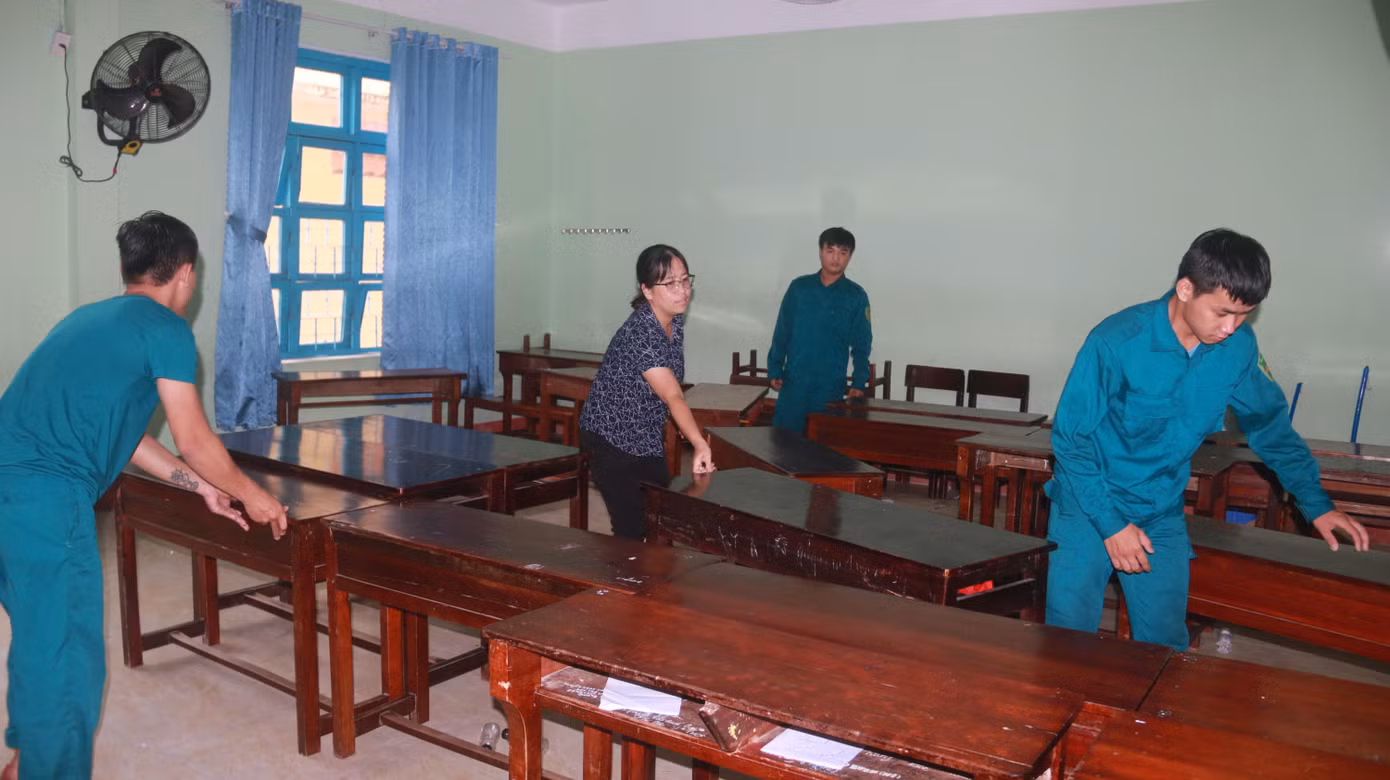 Các bàn học sinh được ghép lại thành giường để người dân nằm nghỉ trong thời gian lưu trú tại trường để tránh bão. Trong thời gian trú bão, người dân sẽ được chính quyền cung cấp các nhu yếu phẩm thiết yếu.
