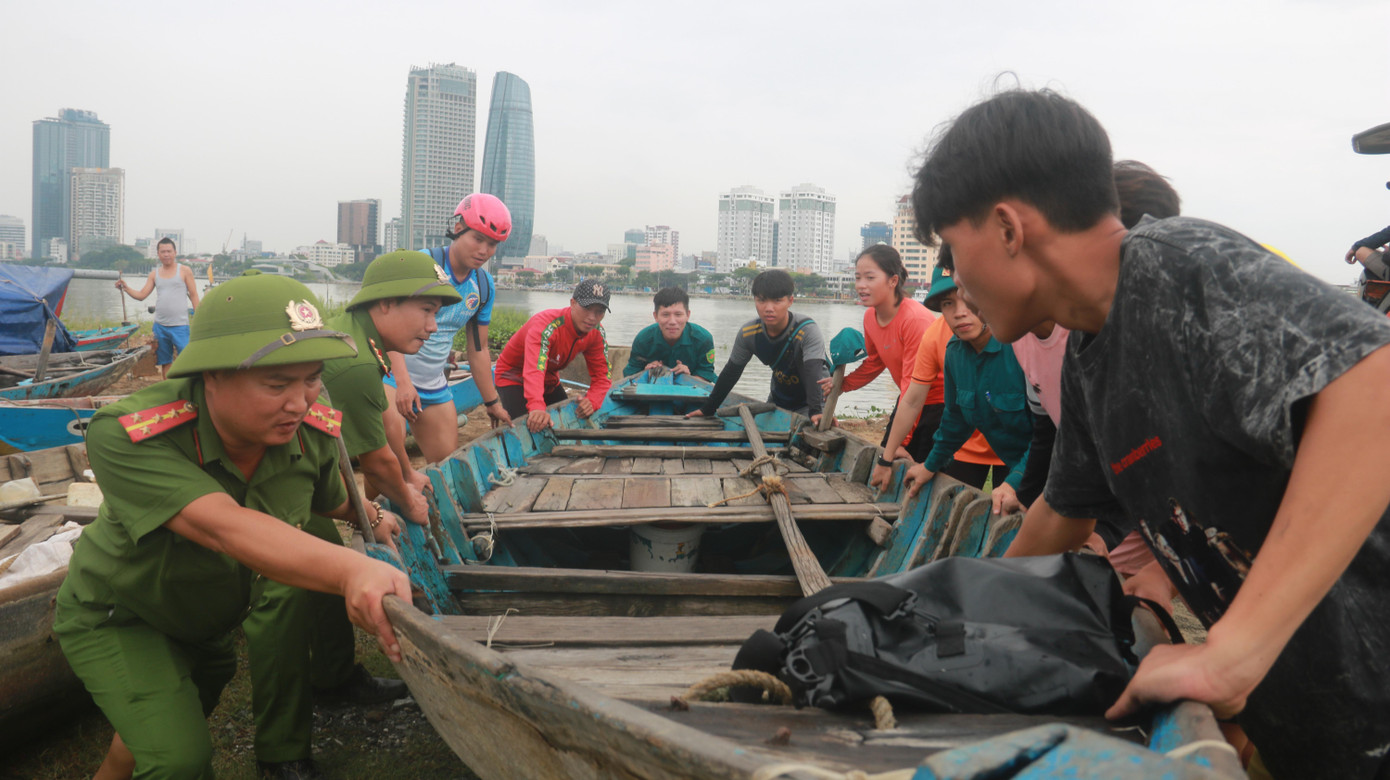 Công an phường Nại Hiên Đông (Sơn Trà, Đà Nẵng) giúp dân di chuyển tàu thuyền từ sông Hàn lên bờ tránh bão.