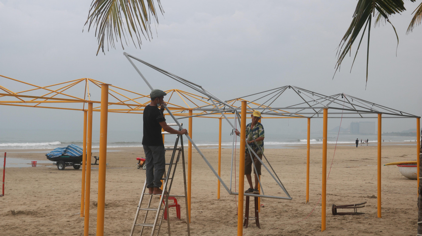 Hàng quán ven biển Đà Nẵng đã được thu dọn để phòng tránh bão Noru.