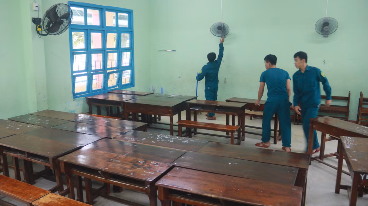 Việc trưng dụng trường học làm điểm trú tránh bão đã được lãnh đạo TP thống nhất tại cuộc họp phòng chống bão Noru diễn ra vào sáng cùng ngày.