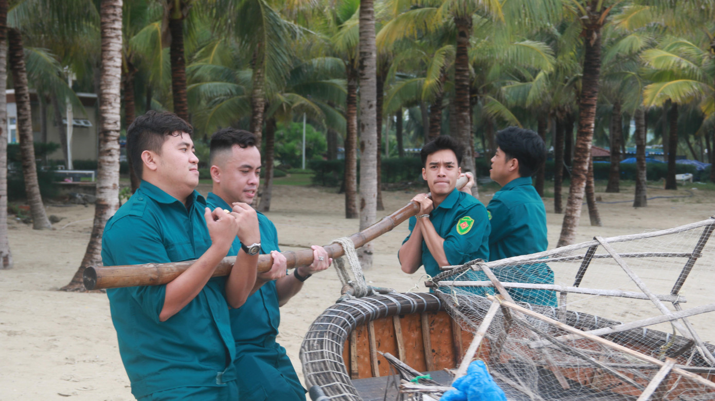 Tất cả cùng chung tay, chung sức di chuyển tài sản giúp người dân trước khi bão đổ bộ.