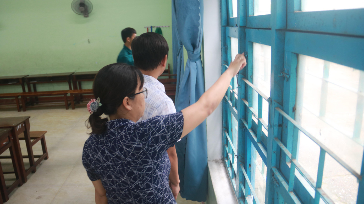 Kiểm tra và gia cố cửa sổ các phòng học được trưng dụng làm nơi trú tránh bão.