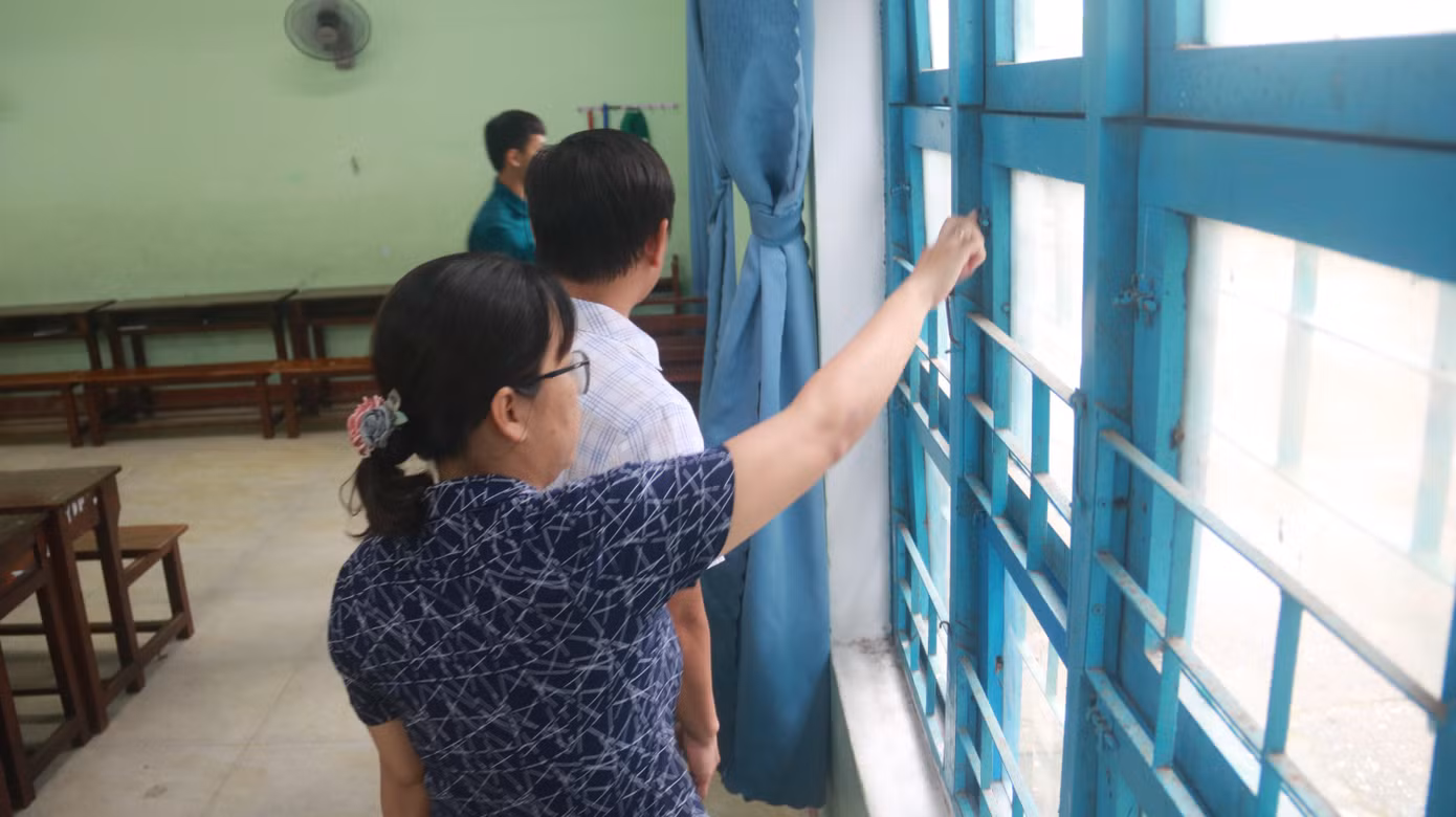 Kiểm tra và gia cố cửa sổ các phòng học được trưng dụng làm nơi trú tránh bão.