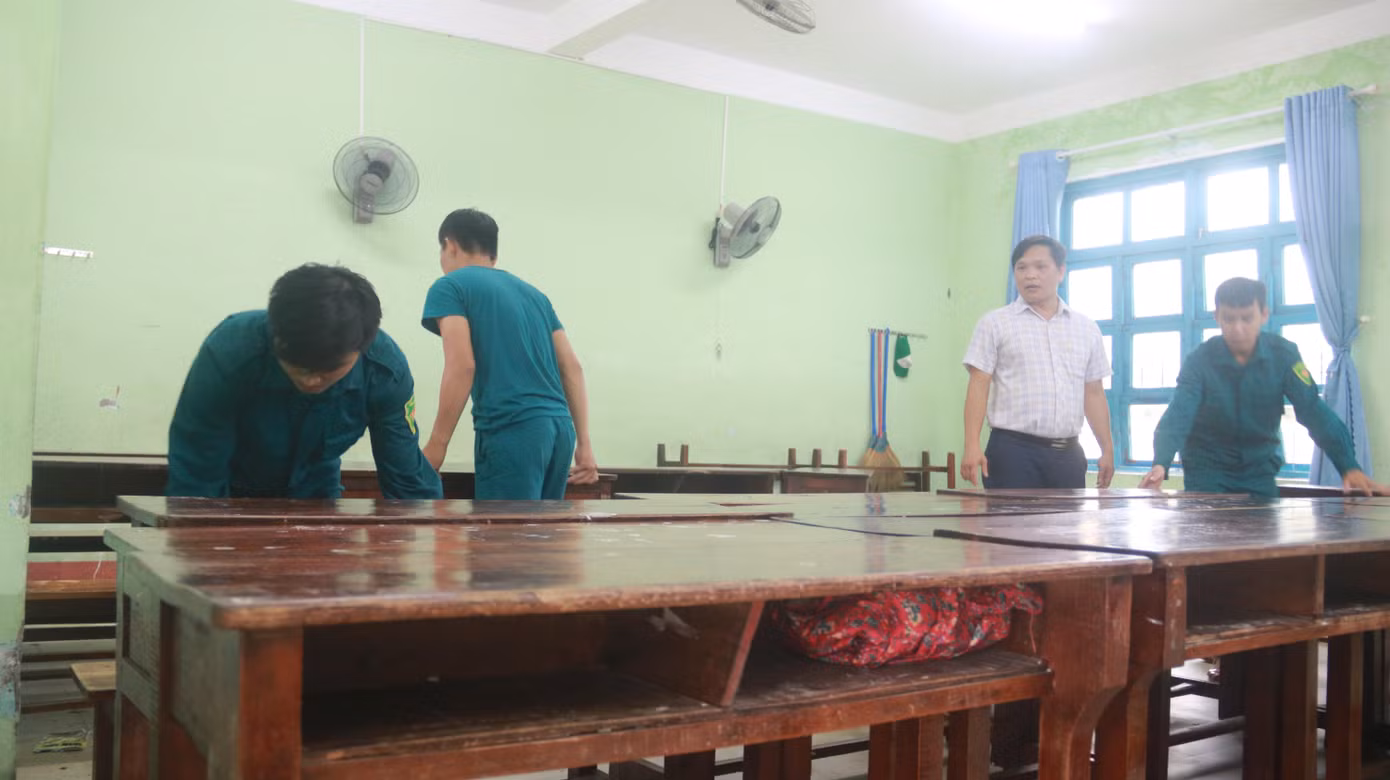 Tại phường Nại Hiên Đông, quận Sơn Trà, có 3 trường học trên địa bàn phường được trưng dụng tạo thành hơn 30 phòng trú tránh bão cho người dân. Ngay sau khi học sinh nghỉ học, chính quyền địa phương đã huy động lực lượng triển khai sắp xếp bàn ghế, tạo điểm lưu trú cho người dân trong thời gian bão đổ bộ.