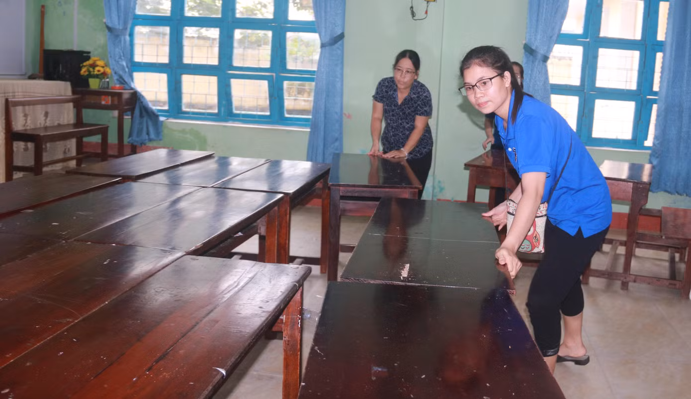 Đoàn viên thanh niên được chính quyền huy động để sắp xếp, dọn dẹp phòng học.
