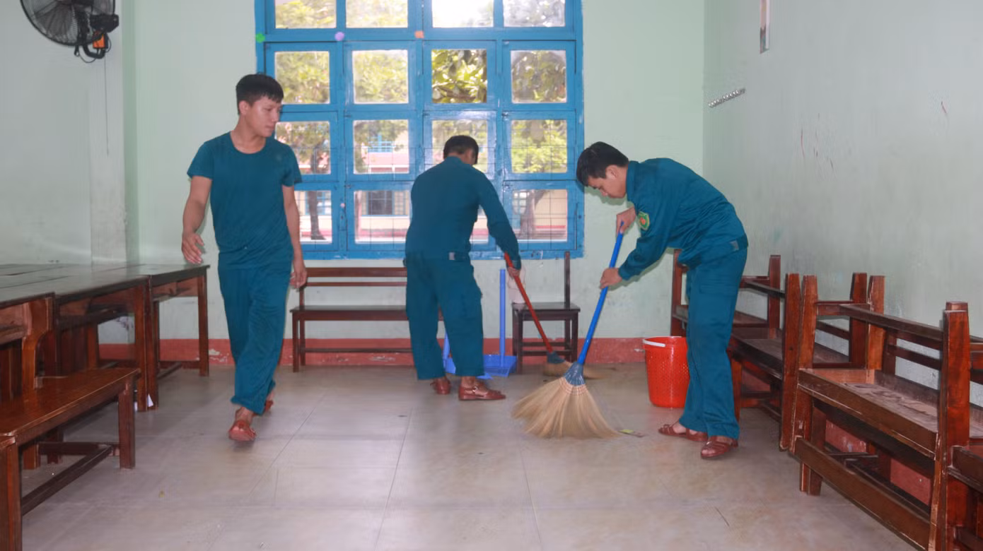 Sau khi sắp xếp bàn ghế, lực lượng dân quân và thanh niên tham gia dọn dẹp vệ sinh chỗ trú tránh bão gọn gàng, ngăn nắp.