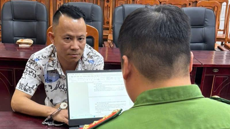 Đối tượng Nguyễn Trương Anh Tuấn tại cơ quan công an.