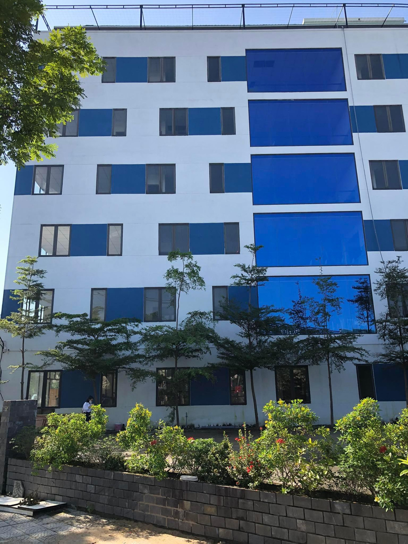 Khối nhà đa khoa 7 tầng tại dự án.