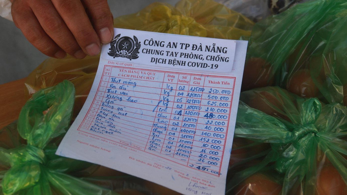 Một đơn hàng của người dân đã được chuẩn bị xong. Sau đó hàng sẽ được tổ trưởng tổ dân phố, tổ COVID-19 cộng đồng và chiến sĩ công an khu vực giao tận nơi.