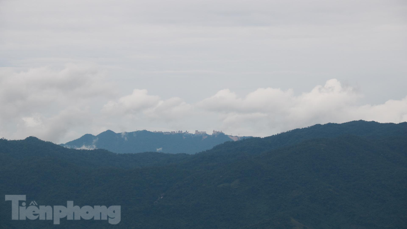 Từ đỉnh núi Bằng Am có thể nhìn thấy đỉnh Bà Nà của TP Đà Nẵng với hàng loạt công trình đồ sộ. Từ đỉnh núi Bằng Am có thể nhìn thấy đỉnh Bà Nà của TP Đà Nẵng với hàng loạt công trình đồ sộ.