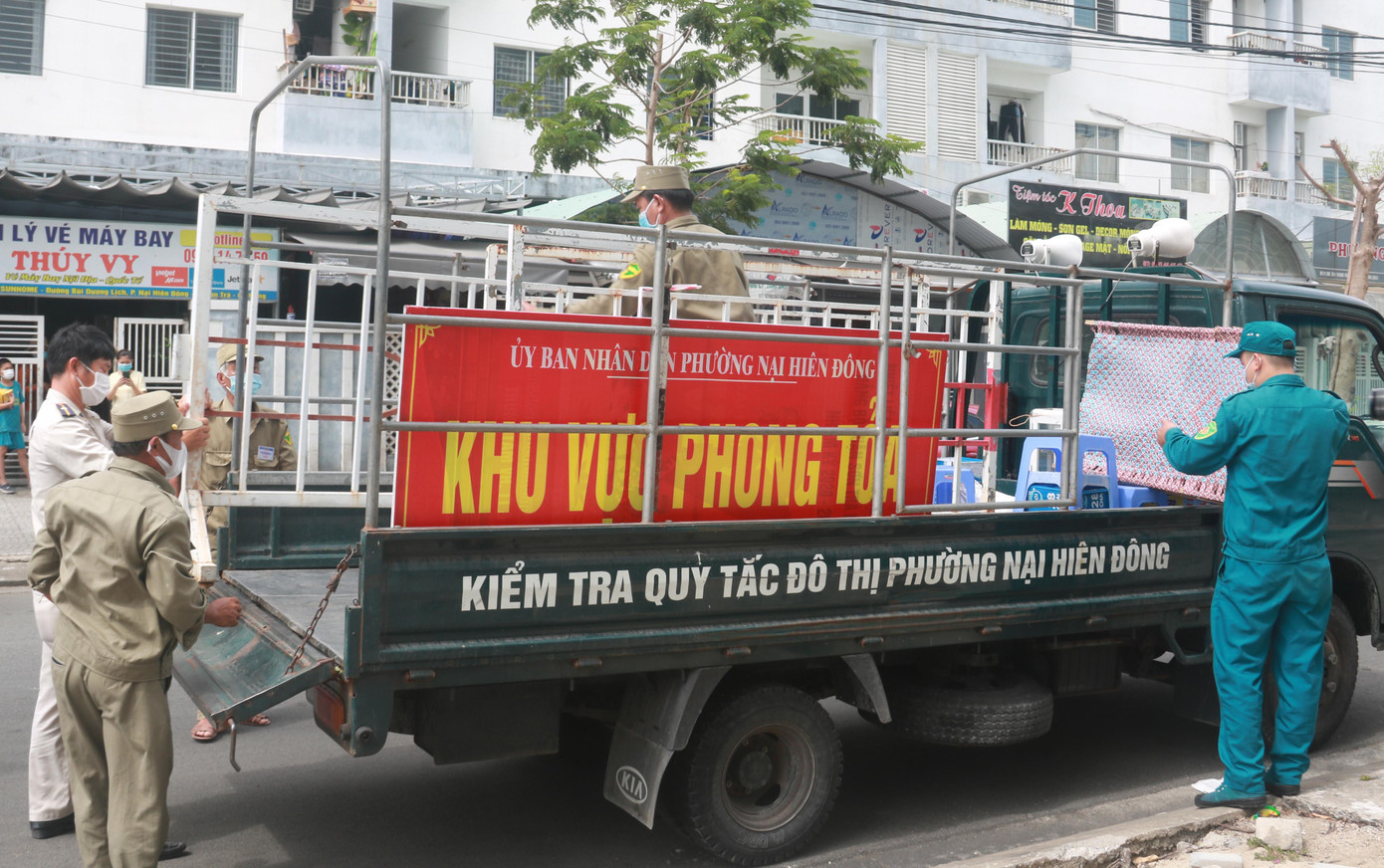 Tại địa bàn phường Nại Hiên Đông (quận Sơn Trà, TP Đà Nẵng) trong ngày 29/7, lực lượng chức năng địa phương đã thực hiện các biện pháp cách ly y tế, phong toả để phòng, chống dịch COVID-19 lây lan tại 5 khu dân cư trong đó có 3 khu chung cư do có ca mắc COVID-19. Tại địa bàn phường Nại Hiên Đông (quận Sơn Trà, TP Đà Nẵng) trong ngày 29/7, lực lượng chức năng địa phương đã thực hiện các biện pháp cách ly y tế, phong toả để phòng, chống dịch COVID-19 lây lan tại 5 khu dân cư trong đó có 3 khu chung cư do có ca mắc COVID-19.