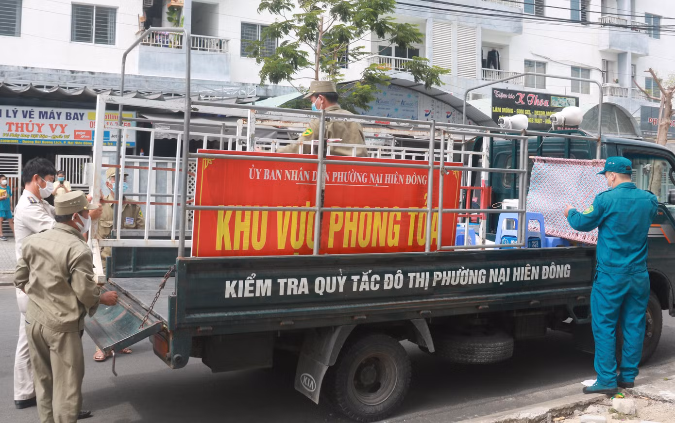 Tại địa bàn phường Nại Hiên Đông (quận Sơn Trà, TP Đà Nẵng) trong ngày 29/7, lực lượng chức năng địa phương đã thực hiện các biện pháp cách ly y tế, phong toả để phòng, chống dịch COVID-19 lây lan tại 5 khu dân cư trong đó có 3 khu chung cư do có ca mắc COVID-19. Tại địa bàn phường Nại Hiên Đông (quận Sơn Trà, TP Đà Nẵng) trong ngày 29/7, lực lượng chức năng địa phương đã thực hiện các biện pháp cách ly y tế, phong toả để phòng, chống dịch COVID-19 lây lan tại 5 khu dân cư trong đó có 3 khu chung cư do có ca mắc COVID-19.