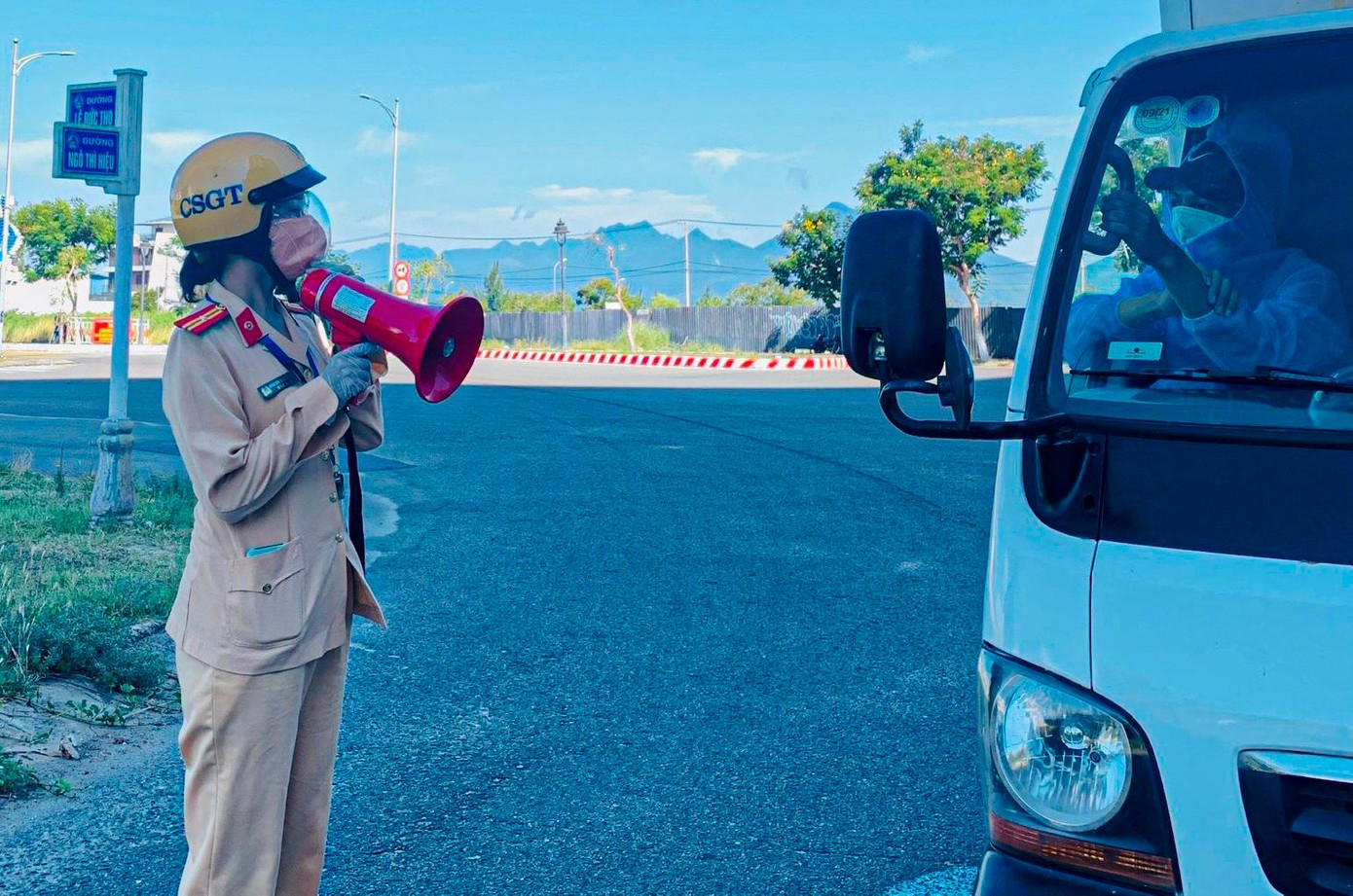 Nữ chiến sĩ cảnh sát giao thông làm nhiệm vụ kiểm tra kiểm soát phương tiện ra vào bên trong khu vực cách ly y tế Nại Hiên Đông. Nữ chiến sĩ cảnh sát giao thông làm nhiệm vụ kiểm tra kiểm soát phương tiện ra vào bên trong khu vực cách ly y tế Nại Hiên Đông.