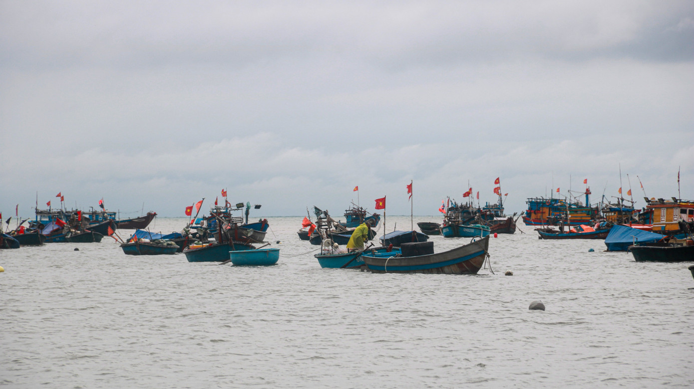 Lúc 8 giờ sáng nay (25/9), áp thấp nhiệt đới trên Biển Đông chỉ còn cách Đà Nẵng 290km và cách Quảng Ngãi 210km. Do đặc điểm đĩa mây lệch Tây nên từ đêm qua, áp thấp nhiệt đới gây mưa dông bao trùm khu vực Trung và Nam Trung Bộ. Lúc 8 giờ sáng nay (25/9), áp thấp nhiệt đới trên Biển Đông chỉ còn cách Đà Nẵng 290km và cách Quảng Ngãi 210km. Do đặc điểm đĩa mây lệch Tây nên từ đêm qua, áp thấp nhiệt đới gây mưa dông bao trùm khu vực Trung và Nam Trung Bộ.