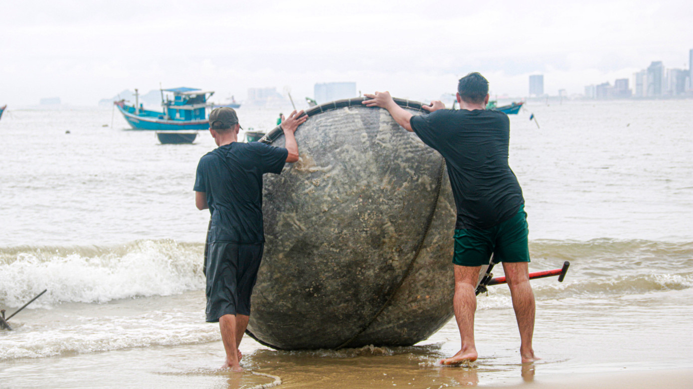 Quá quen với mưa bão, ngư dân Đà Nẵng luôn chủ động ứng phó mỗi khi có tin báo bão, áp thấp nhiệt đới trên Biển Đông. Quá quen với mưa bão, ngư dân Đà Nẵng luôn chủ động ứng phó mỗi khi có tin báo bão, áp thấp nhiệt đới trên Biển Đông.