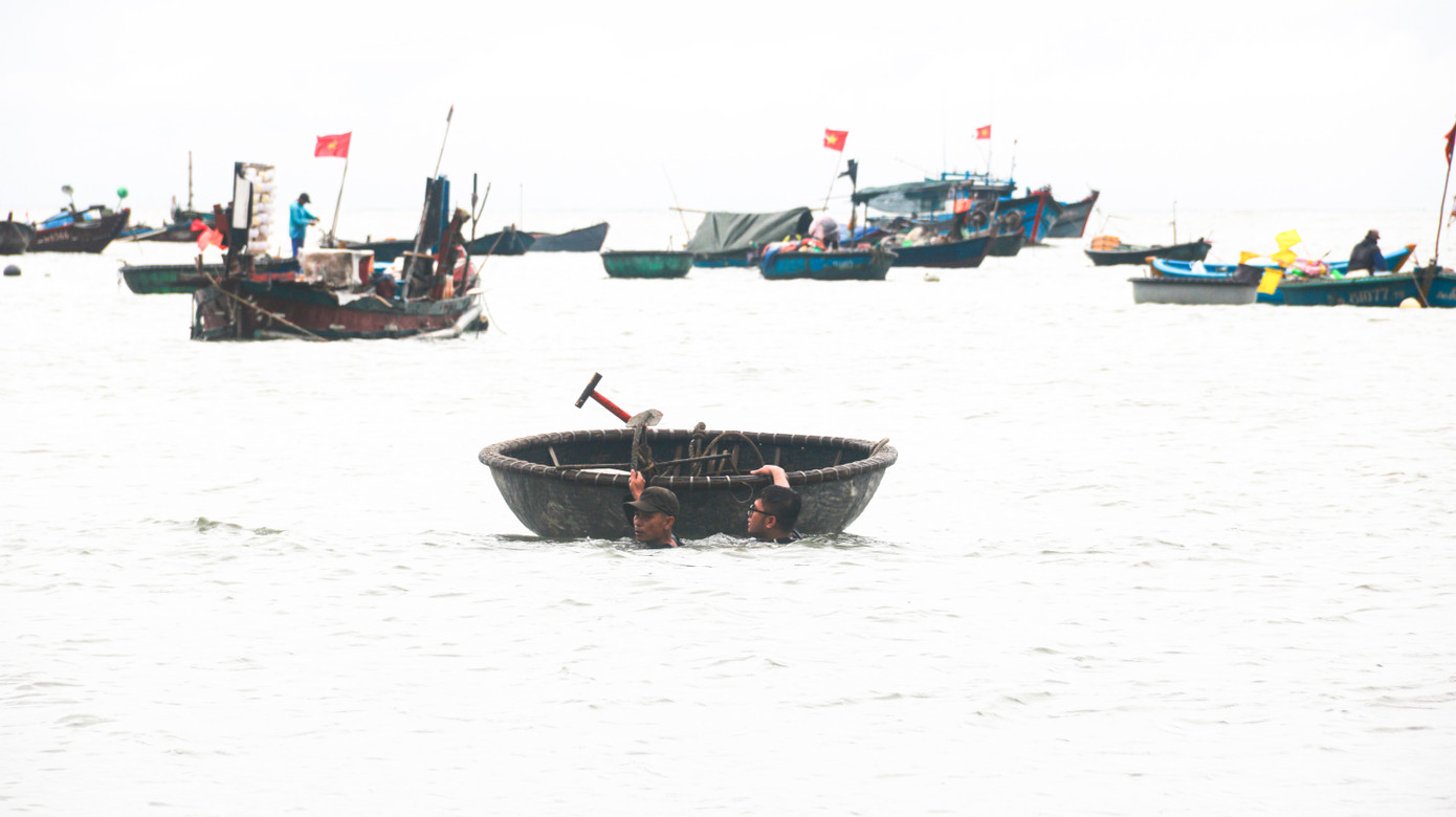 Ngư dân ngâm mình trong nước biển để kéo thuyền thúng vào bờ. Do mưa lớn vào sáng 25/9, tại vịnh Mân Thái một số thuyền thúng bị lật, chìm ngư dân phải rất vất vả mới kéo lên được. Ngư dân ngâm mình trong nước biển để kéo thuyền thúng vào bờ. Do mưa lớn vào sáng 25/9, tại vịnh Mân Thái một số thuyền thúng bị lật, chìm ngư dân phải rất vất vả mới kéo lên được.